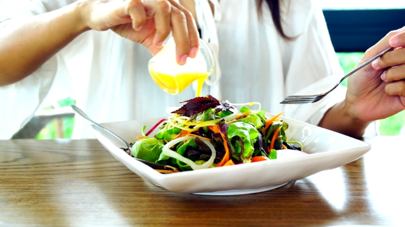 A fresh salad with olive oil that supports inflammation reduction through daily food choices