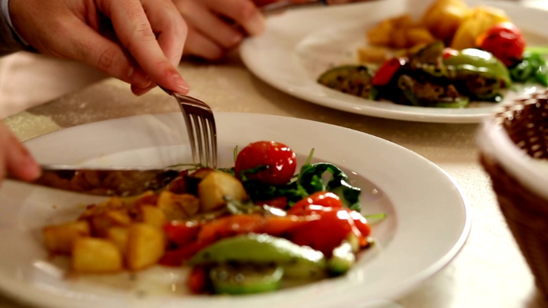A balanced meal with vegetables and olive oil that reflects an anti inflammatory eating pattern